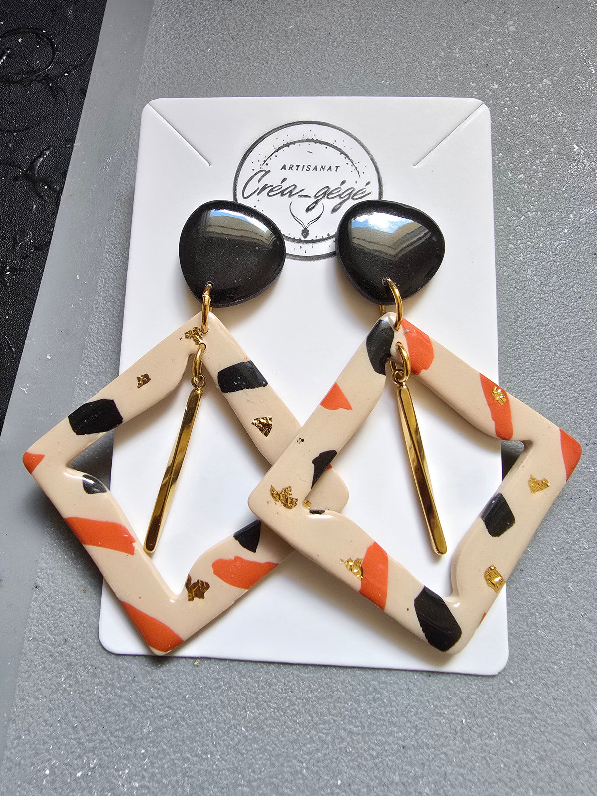 Boucles d'oreilles pendantes légères losange terrazzo corail & noir
