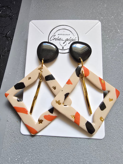 Boucles d'oreilles pendantes légères losange terrazzo corail & noir