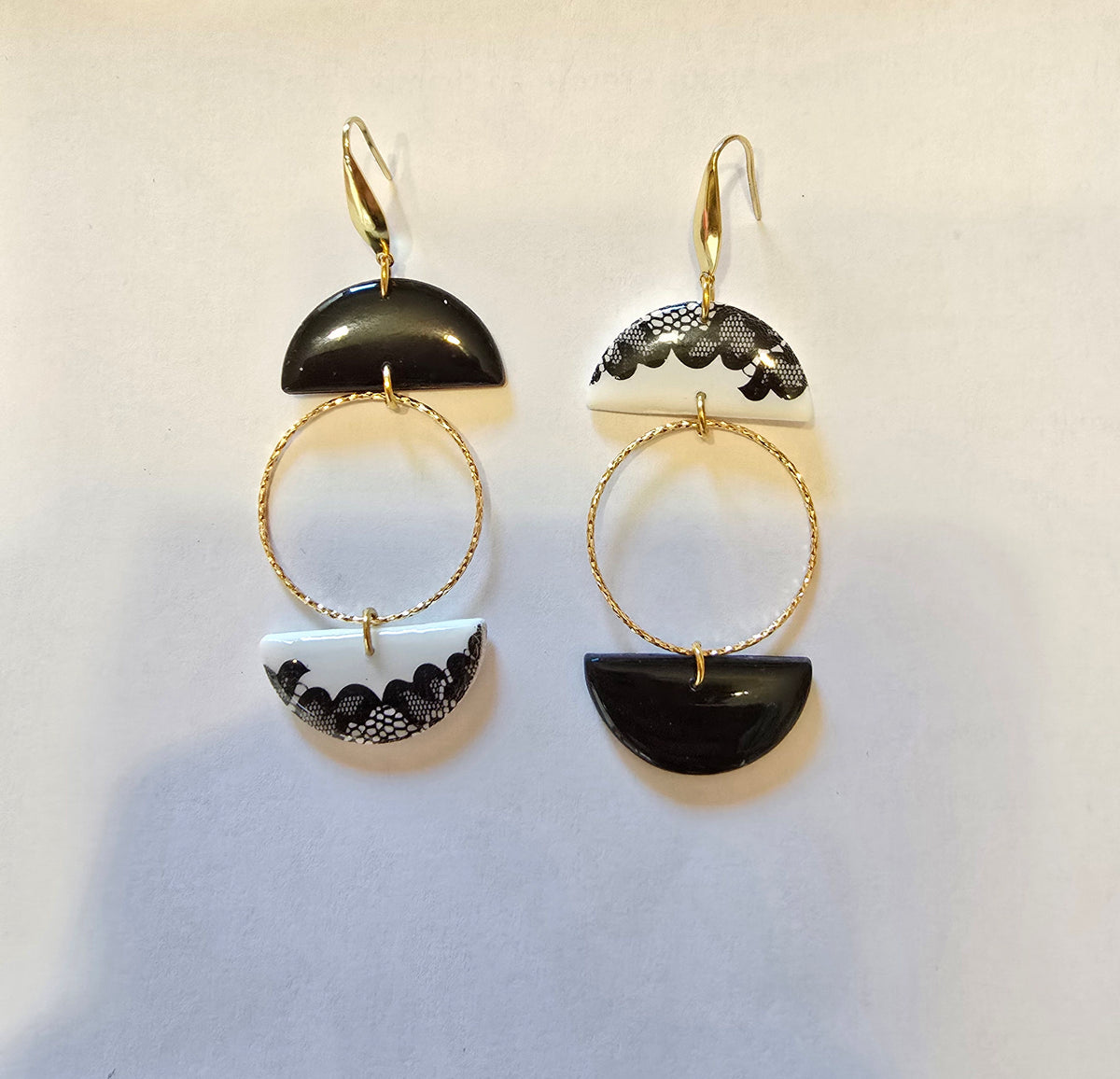 Boucles d'oreilles asymétriques en acier inoxydable doré et pâte polymère résinée effet dentelle
