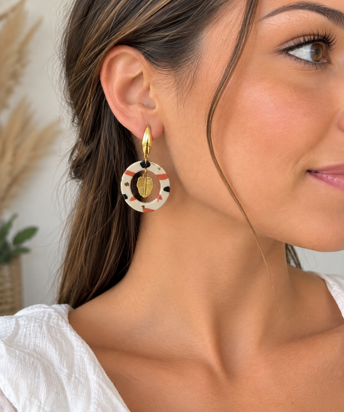 Boucles d'oreilles pendantes anneaux terrazzo & feuille dorée