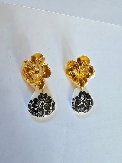 Boucles d'oreilles pendantes fleur en acier inoxydable doré et pâte polymère résinée effet dentelle