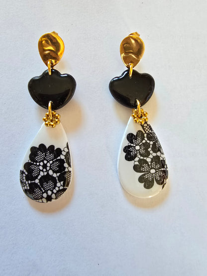 Boucles d'oreilles pendantes cœur en acier inoxydable doré et pâte polymère résinée effet dentelle