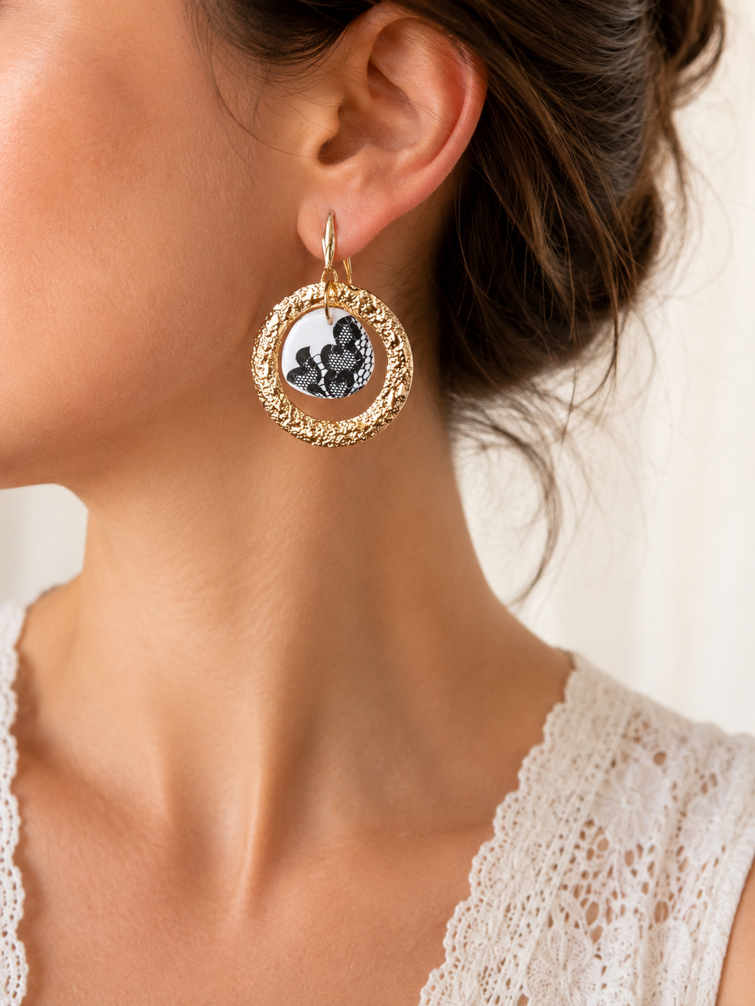 Boucles d'oreilles créoles martelées en acier inoxydable doré et pâte polymère résinée effet dentelle