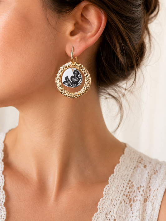 Boucles d'oreilles créoles martelées en acier inoxydable doré et pâte polymère résinée effet dentelle