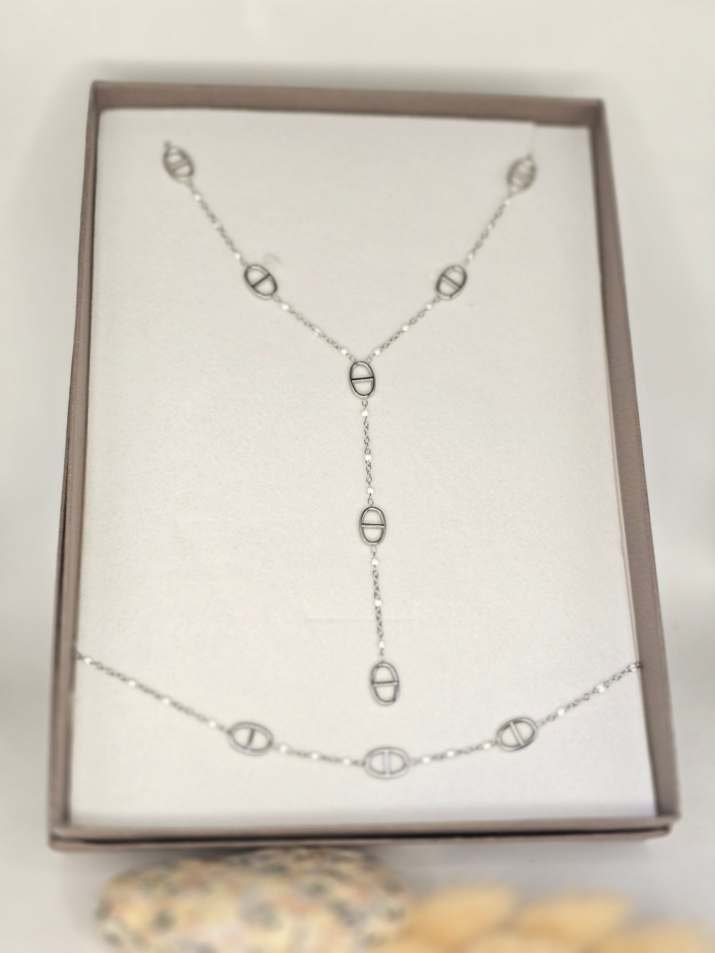 Parure moderne et discrète