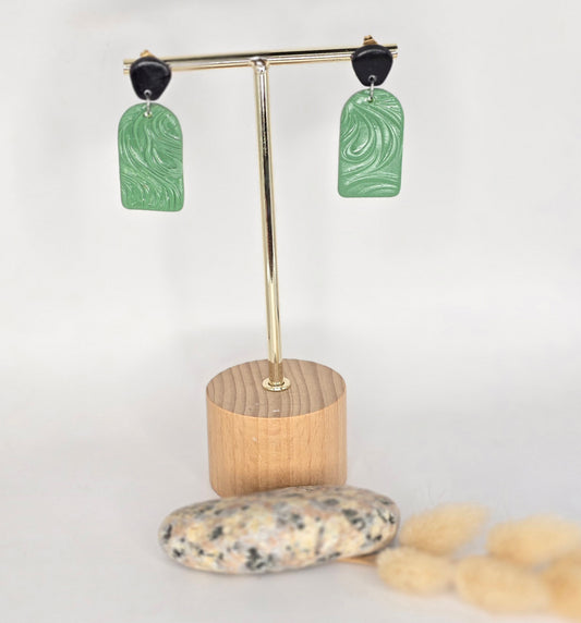 Boucles d’oreilles en pâte polymère vernis.