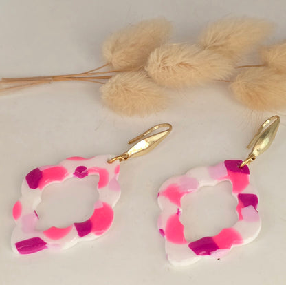 Boucles d’oreilles en pâte polymère résiné marbré de rose et blanc - vue 2 - Créa Gégé