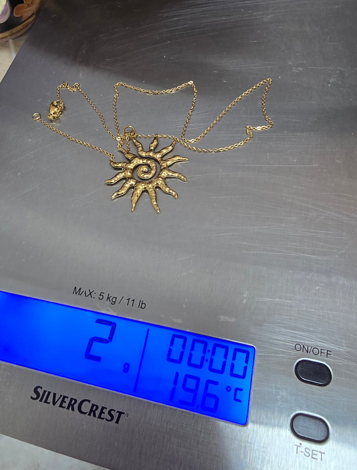 Collier soleil doré en acier inoxydable-Pendentif rayonnant, bijou élégant et intemporel - vue 3 - Créa Gégé