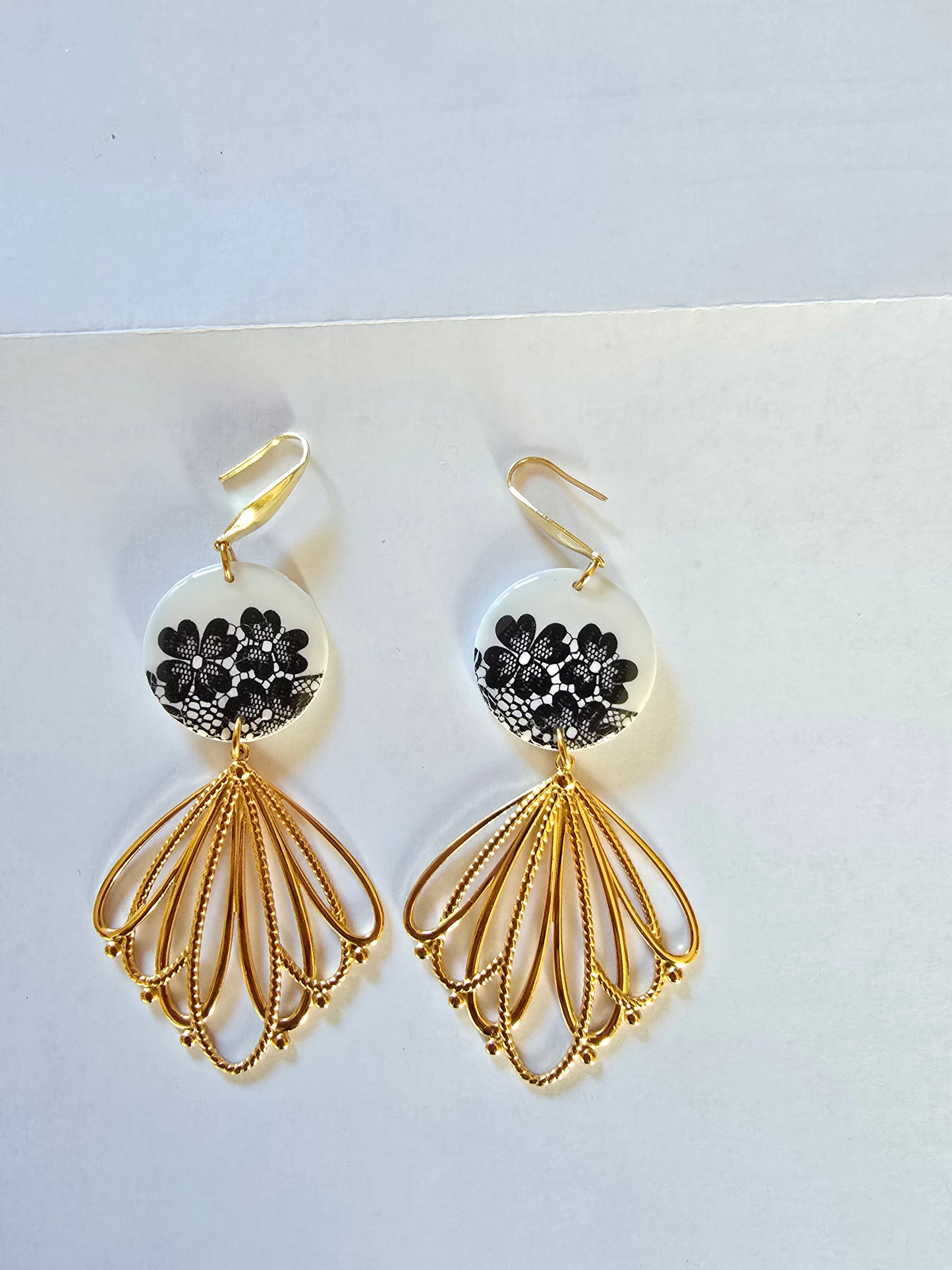 Boucles d'oreilles pendantes éventail en acier inoxydable doré et pâte polymère résinée effet dentelle